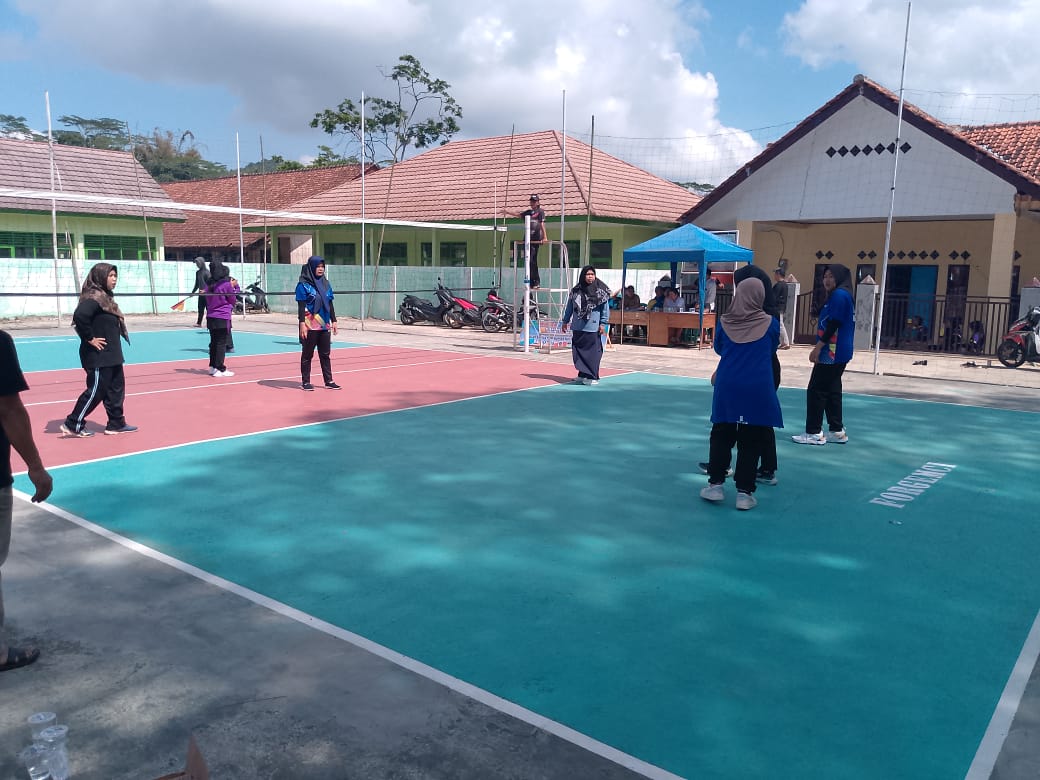 Pertandingan Bola Voli Antar Kader PKK / Posyandu Se Desa Sukaharja dalam rangka memperingati HUT RI Ke 79