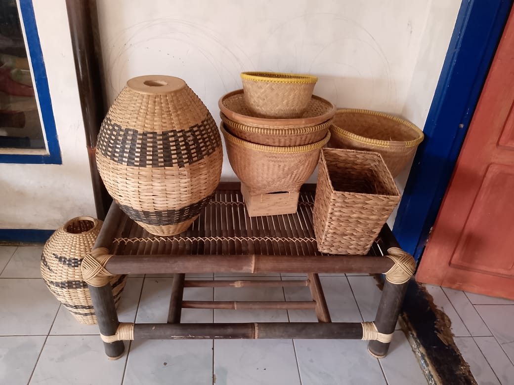 Kerajinan Bambu Hitam